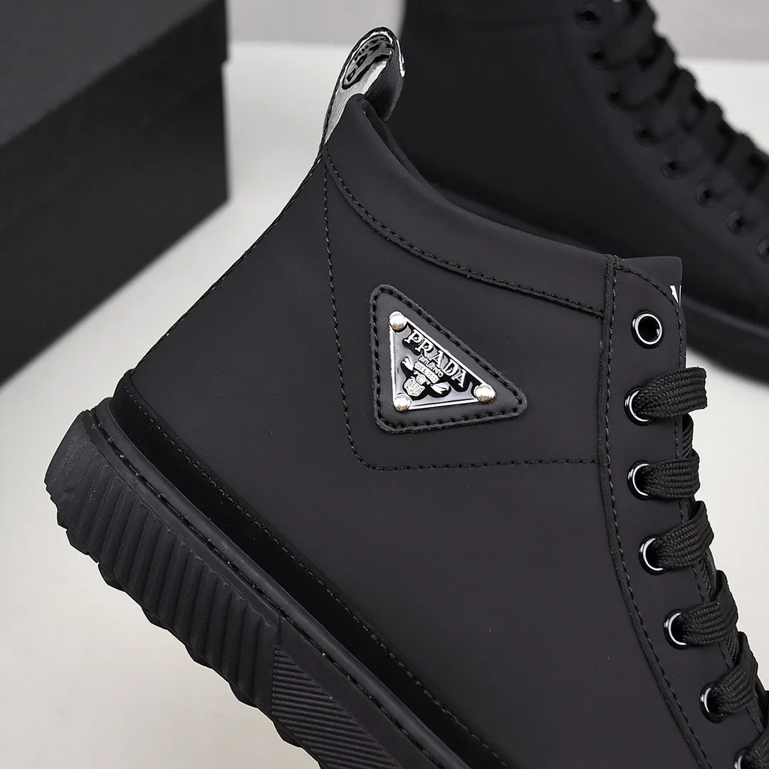 PRADA [Prada] high-top sports and casual shoes. Men's shoes 💰440💰. The upper is made of cowhide, sheepskin lining, rubber outsole, comfortable on the feet, men's size 38-44, choose according to your usual wearing size.